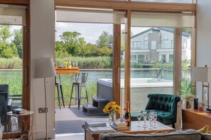 Televisión y oficina 