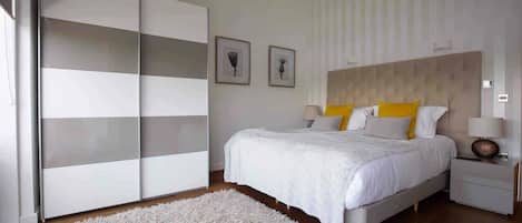 4 habitaciones, tabla de planchar con plancha, cuna de viaje y wifi