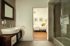 Master Bedroom - Ensuite - Malachite Lodge (South Cerney)