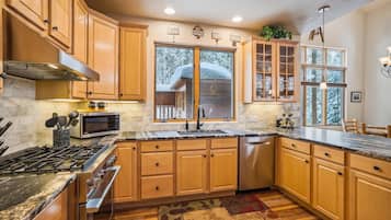 House, 3 Bedrooms | Private kitchen | Fridge, oven, coffee/tea maker, toaster