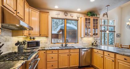 Lupine Chalet 3 Bedroom Home by RedAwning