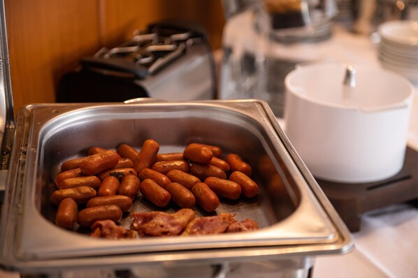 A buffet with a variety of sausages and bacon. - Zoe Seaside (Istiaia-Aidipsos)