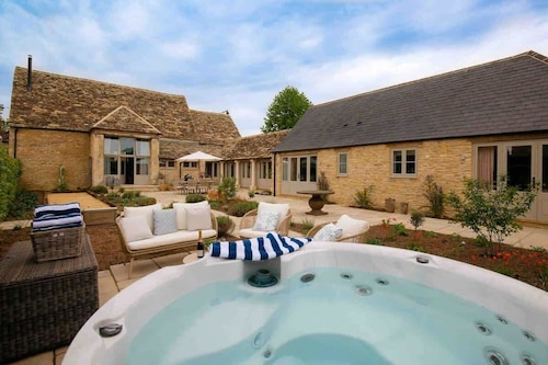 Berry Farm Barn | Hot Tub Retreat for 10 Guests