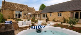 Berry Farm Barn | Hot Tub Retreat for 10 Guests