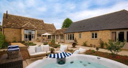 Berry Farm Barn | Hot Tub Retreat for 10 Guests