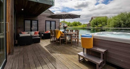 Ardross Lodge | Lakeside Hot Tub Stay for Groups