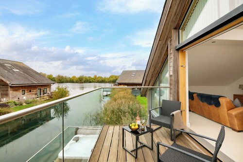 Ardross Lodge | Lakeside Hot Tub Stay for Groups