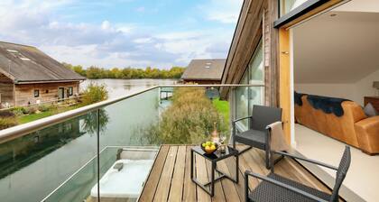 Ardross Lodge | Lakeside Hot Tub Stay for Groups