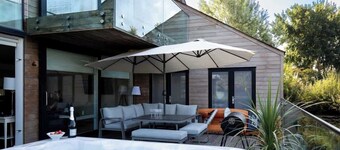 Lake House | Cotswold Stay with Hot Tub & Kayak