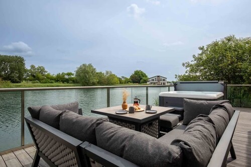 Maricor | Lakeside Retreat with Hot Tub + Kayak