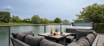 Maricor | Lakeside Retreat with Hot Tub + Kayak