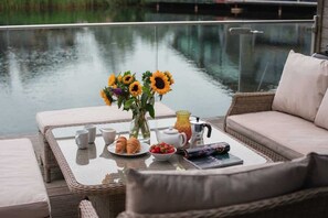 Property grounds - Heron Lodge | Lakehouse with Hot Tub & Kayak (South Cerney)