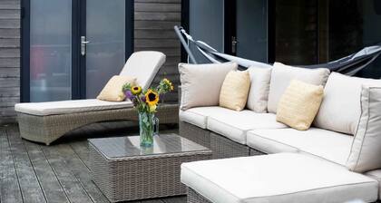 Goose Landing | Cotswold Lakehouse + Sunset Views