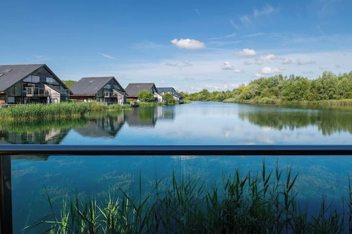 At Waters Edge | Lakehouse, Hot Tub + Rowing Boat