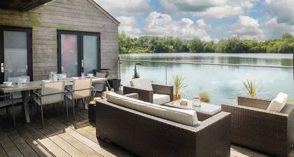 Egret Lodge | Lakeside Hot Tub Retreat + Kayaks