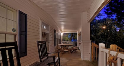 Captain's Cottage- Walking distance to beach, 10 Mins to DE Turf