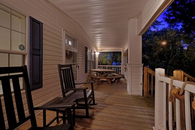 Captain's Cottage- Walking distance to beach, 10 Mins to DE Turf