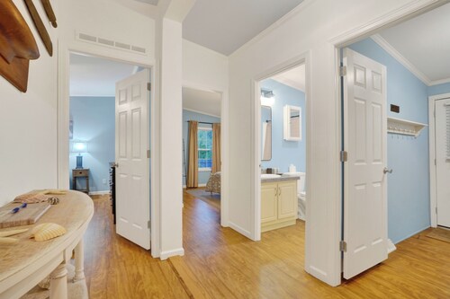 Captain's Cottage- Walking distance to beach, 10 Mins to DE Turf