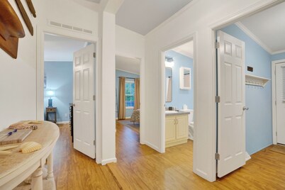 Captain's Cottage- Walking distance to beach, 10 Mins to DE Turf