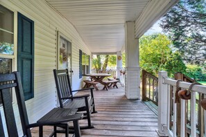 Terrace/patio - Captain's Cottage- Walking distance to beach, 10 Mins to DE Turf (Frederica)