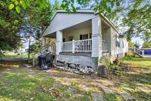 Property grounds - Captain's Cottage- Walking distance to beach, 10 Mins to DE Turf (Frederica)