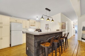 Fridge, microwave, oven, stovetop - Captain's Cottage- Walking distance to beach, 10 Mins to DE Turf (Frederica)