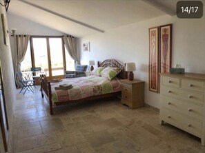 5 dormitoris, planxa i posts de planxar, wifi i roba de llit