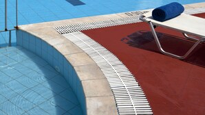 Outdoor pool, pool umbrellas, sun loungers - Olive Trees Garden Lixouri (Kefalonia)