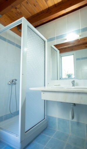 Dúplex | Baño | Regadera, secadora de cabello, toallas 