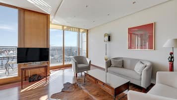 Deluxe Penthouse, 3 Bedrooms, Balcony | 3 bedrooms, individually decorated, individually furnished