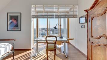 Deluxe Penthouse, 3 Bedrooms, Balcony | 3 bedrooms, individually decorated, individually furnished