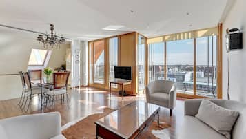Deluxe Penthouse, 3 Bedrooms, Balcony | 3 bedrooms, individually decorated, individually furnished