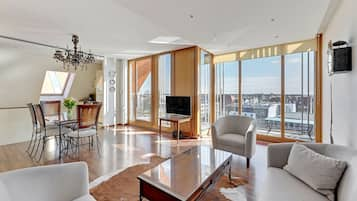 Deluxe Penthouse, 3 Bedrooms, Balcony | Individually decorated, individually furnished, blackout drapes