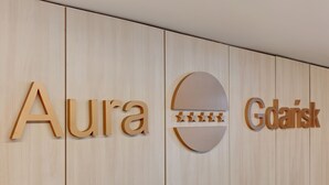Eine Wand mit den Schriftzügen 'Aura' und 'Gdansk' in großen Lettern.