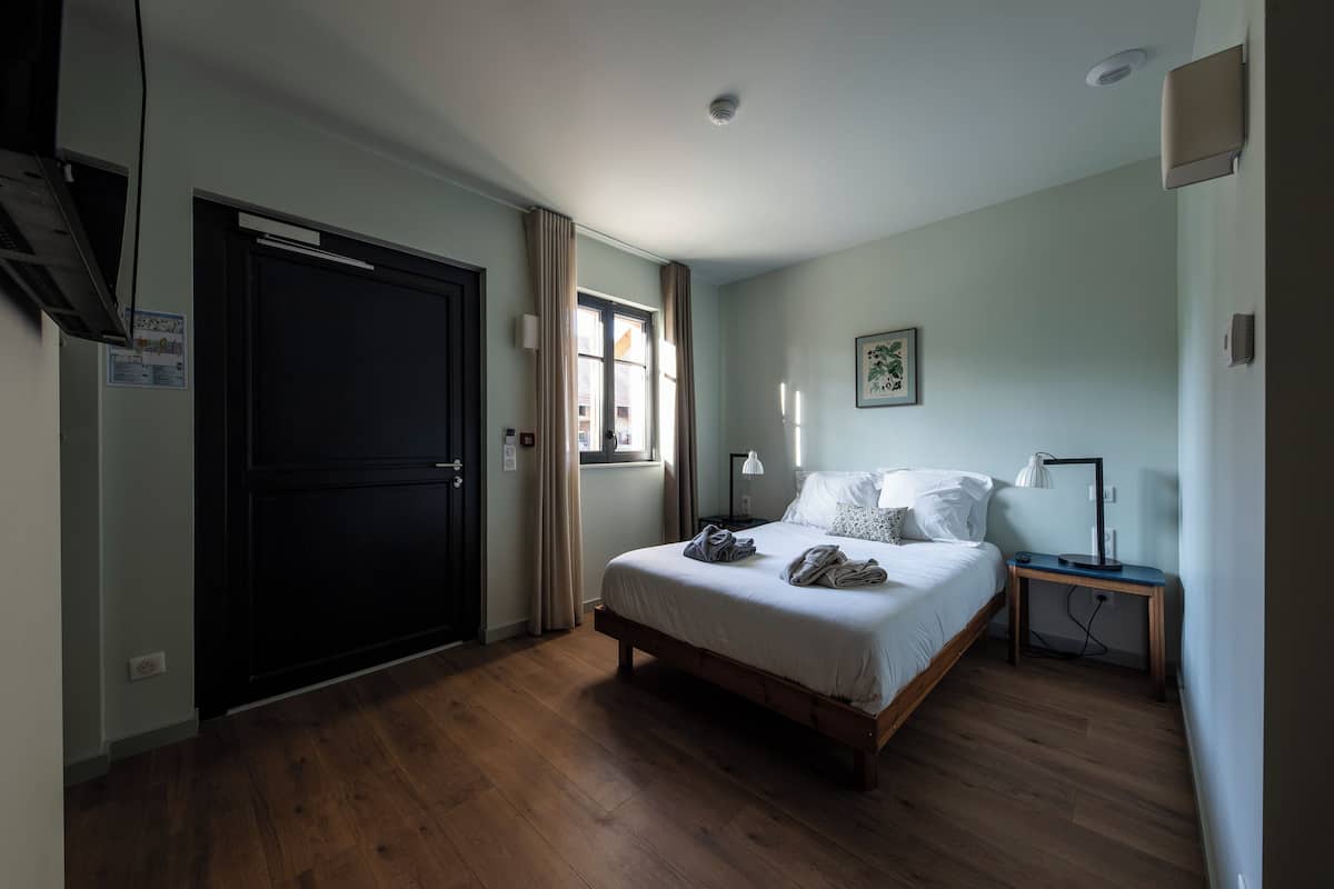 In-room safe, individually decorated, desk, laptop workspace