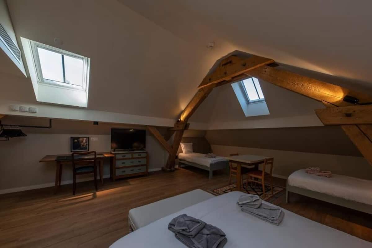 Kamar Quadruple Comfort | 1 kamar tidur, brankas, didekorasi berbeda-beda, dan meja kerja
