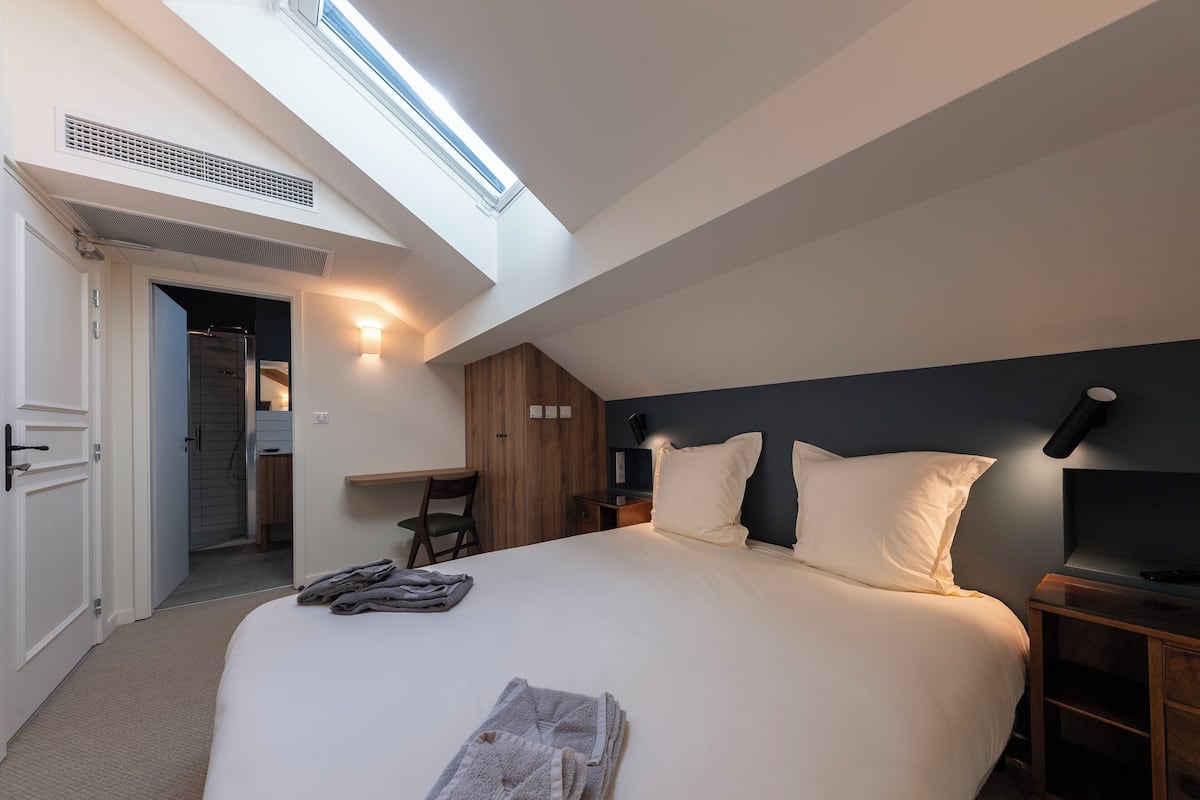 1 kamar tidur, brankas, didekorasi berbeda-beda, dan meja kerja