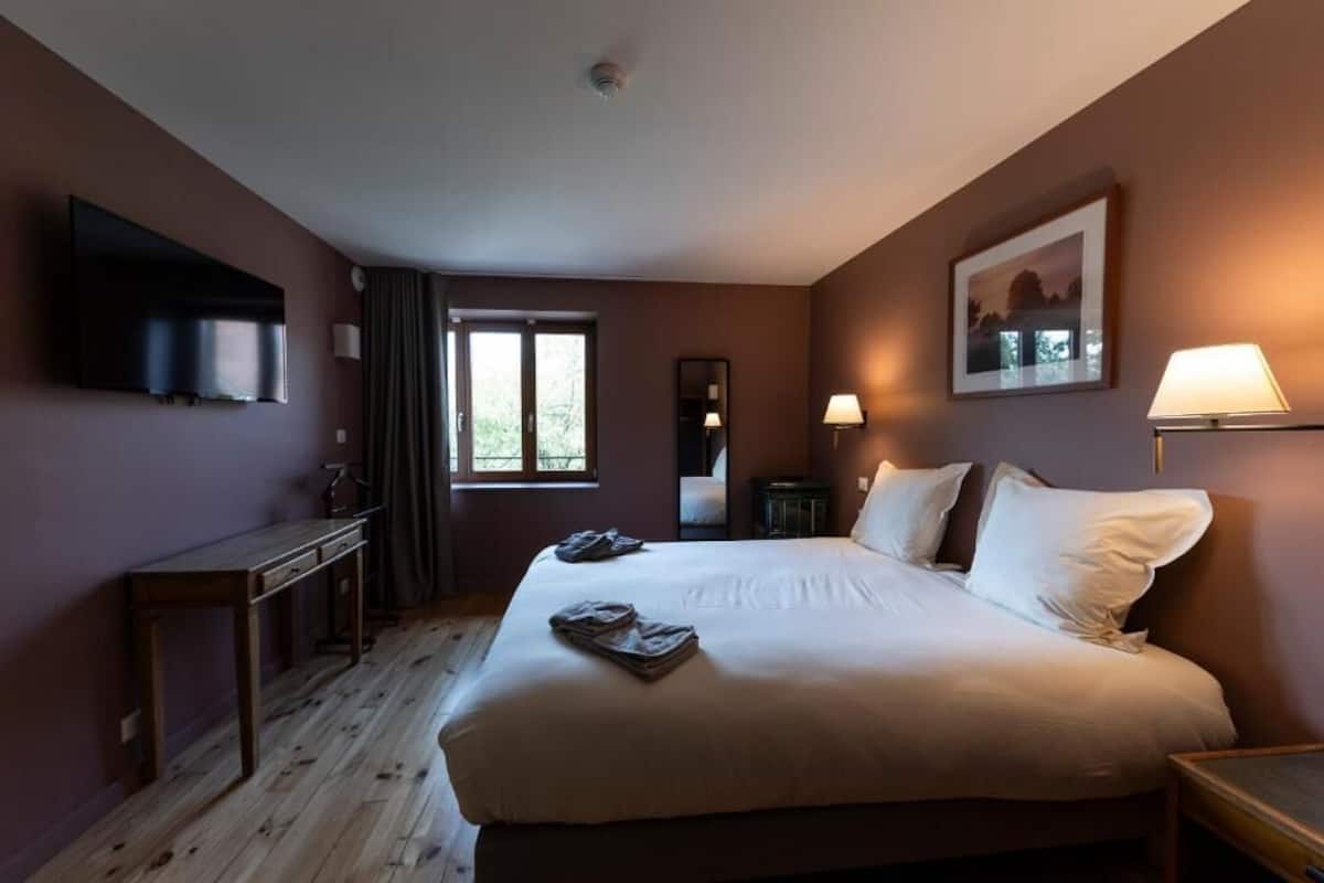 Classic Room | In-room safe, individually decorated, desk, laptop workspace