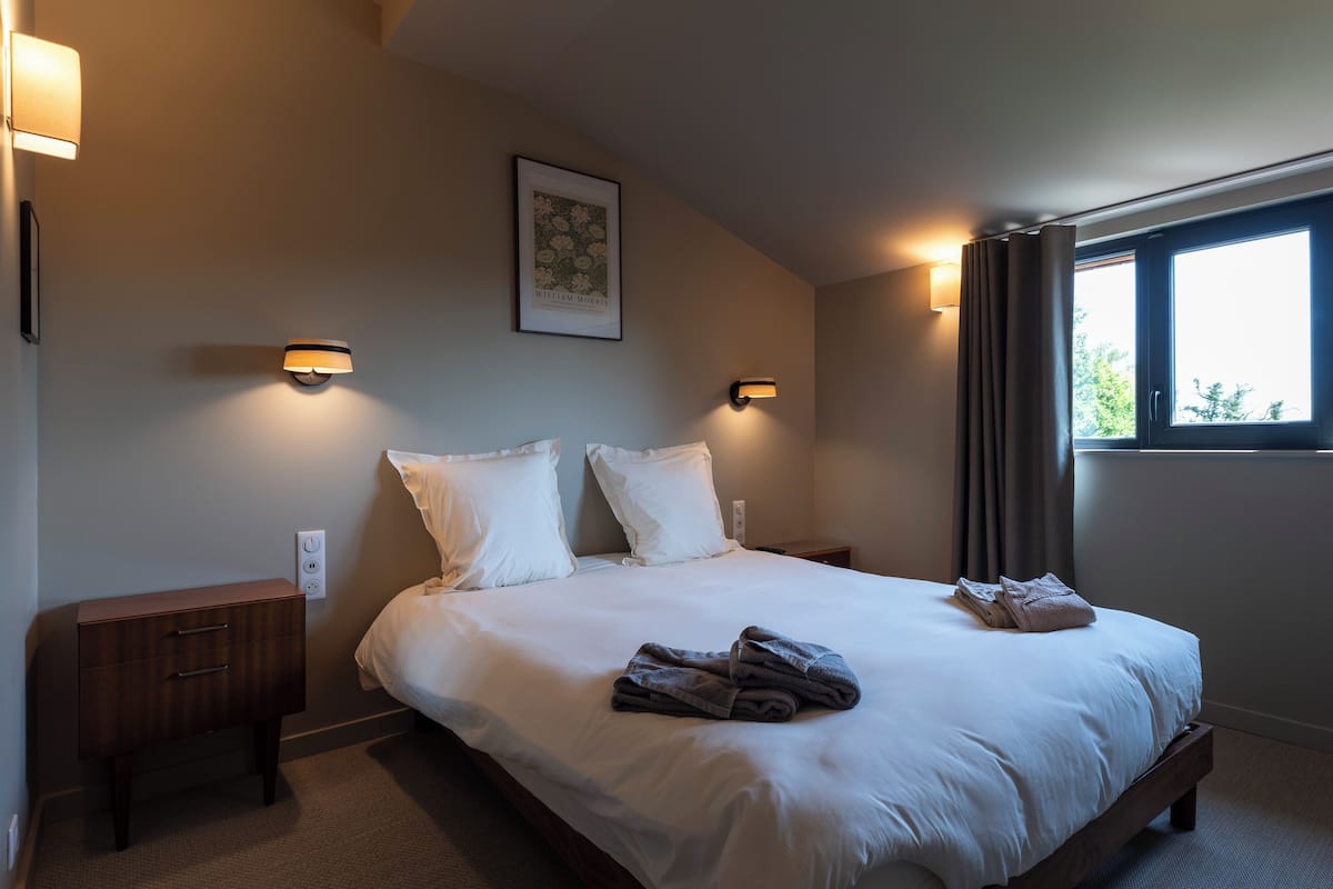 Kamar Klasik | 1 kamar tidur, brankas, didekorasi berbeda-beda, dan meja kerja