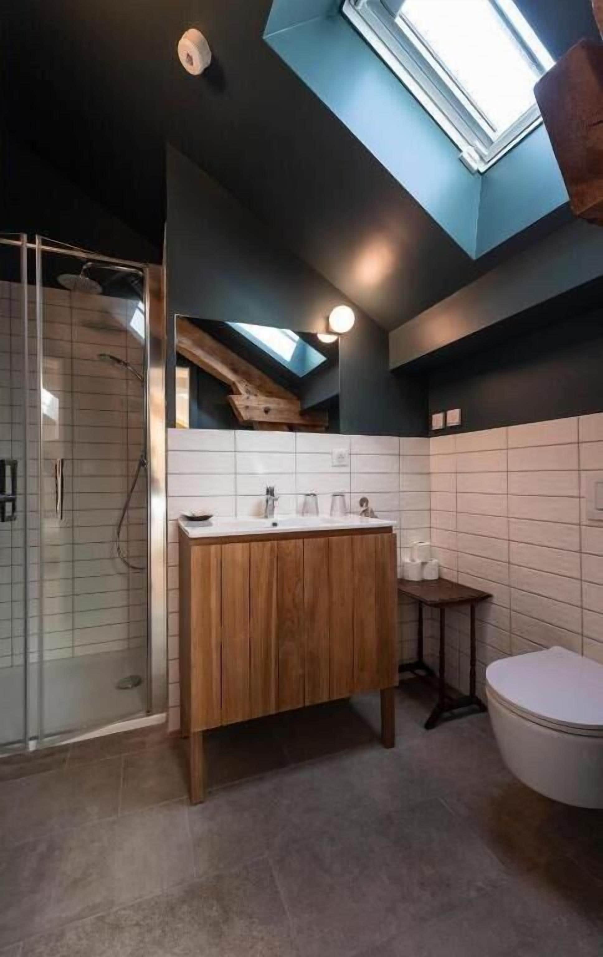 Classic Room | Bathroom | Bathtub, towels