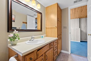 Secador de pelo, toallas, jabón, shampoo