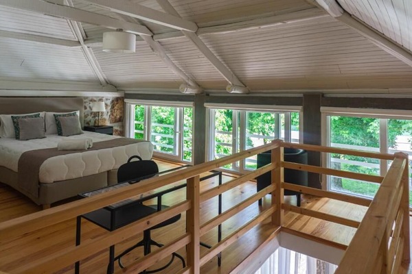 Soundproofing, free WiFi, bed sheets