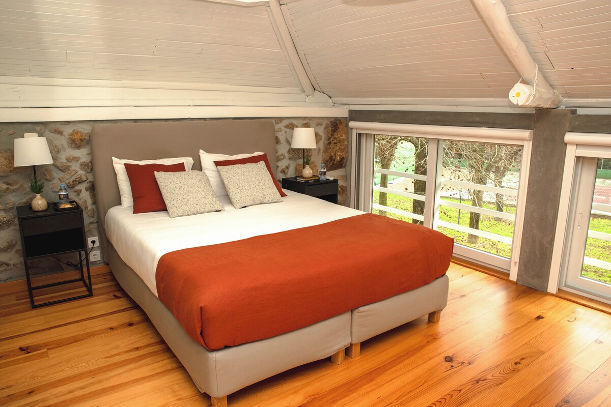 Family Studio | Laptop workspace, soundproofing, WiFi (free), bed sheets