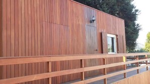 A wooden building with a balcony and a window. - Casas do Souto (Lousada)