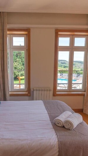 Quarto casal ou duplo luxo | Quartos à prova de som, Wi-Fi de cortesia, roupa de cama