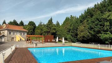 Una piscina al aire libre de temporada (de 09:00 a 20:00), sombrillas