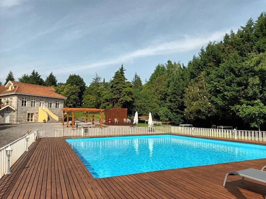 Piscina externa sazonal, funciona das 9h às 20h, guarda-sóis
