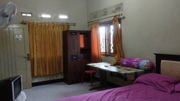 Escritorio, wifi gratis y ropa de cama