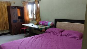 Escritorio, wifi gratis y ropa de cama