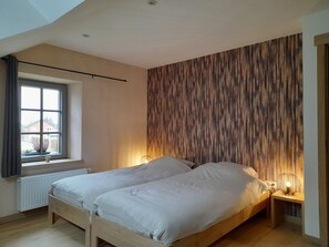 4 chambres, fer et planche à repasser, lit de bébé portatif